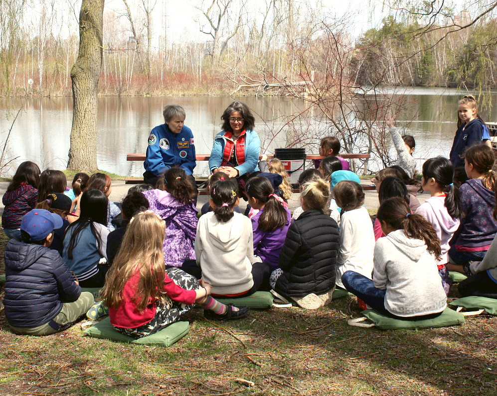 Image of Roberta Bondar talking to a group of kids