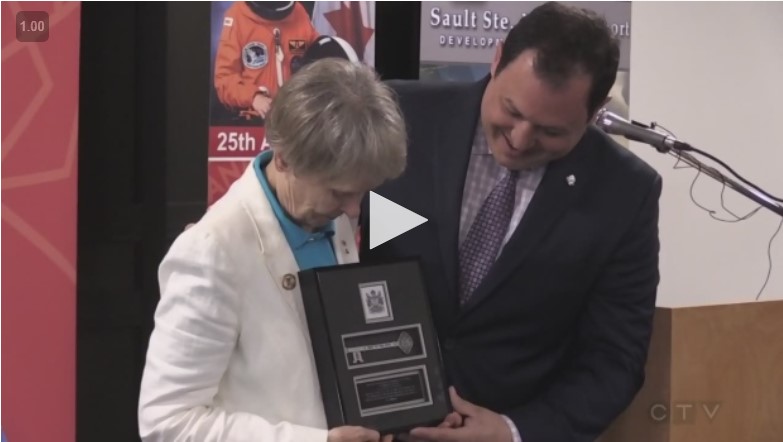 Screenshot of video showing Roberta Bondar and Mayor Provenzano with key to the city